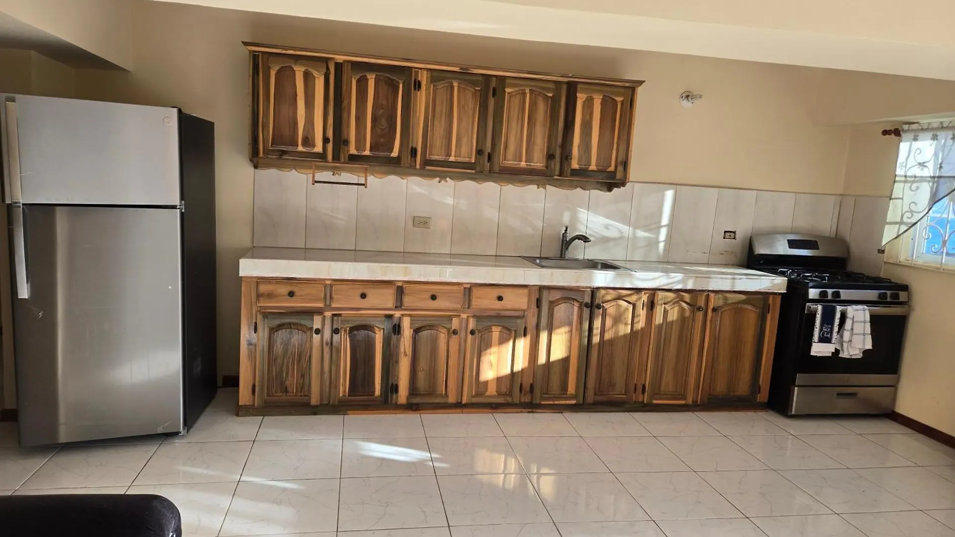 Poinciana Apartment Two مونتيغو باي